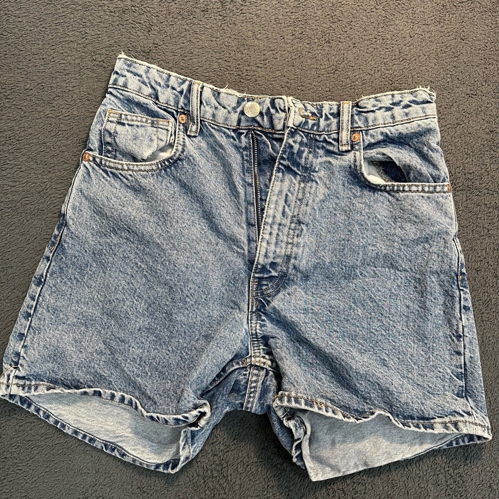 Zara medium wash mom shorts